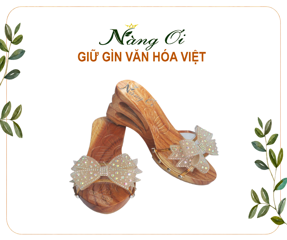 The clogs feature double water drop carvings on the inner side and multi-layer carvings on the outer heel. The insole is beautifully carved with chrysanthemums